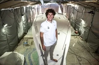 « ON PEUT FAIRE DE BELLES CHOSES AVEC DE VIEUX BATEAUX » : KIERAN LE BORGNE SUR UN VOILIER DE LÉGENDE À LA ROUTE DU RHUM