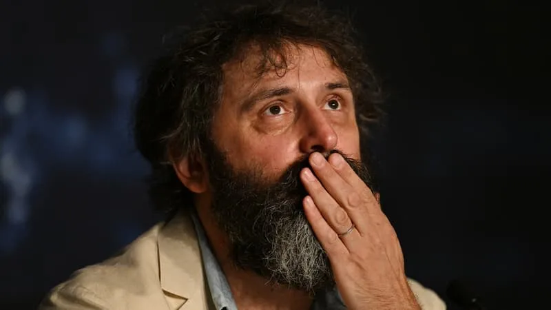 « REVIENS ENFLURE »: QUENTIN DUPIEUX REND HOMMAGE À KAVINSKY, AVEC QUI IL AVAIT TRAVAILLÉ À PLUSIEURS REPRISES