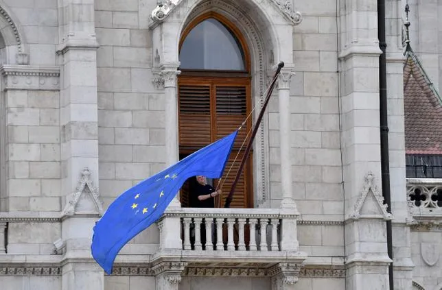 LE DRAPEAU EUROPÉEN FLOTTE À NOUVEAU SUR LE PARLEMENT HONGROIS
