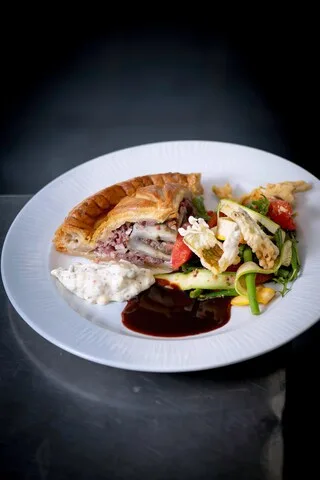 TOURTE D’ÉTÉ, SAUCE GRIBICHE, TEMPURA ET SALADE ESTIVALE : UNE RECETTE DE SAISON À FAIRE CHEZ VOUS ÉTAPE PAR ÉTAPE