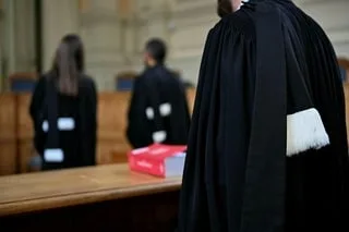APRÈS AVOIR CAUSÉ UN GRAVE ACCIDENT DE LA ROUTE EN ÉTAT D’IVRESSE, IL DEVIENT CHAUFFEUR VTC