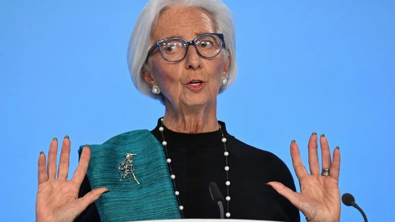 « LE CAPITAINE DU BATEAU EST À BORD »: CONFRONTÉE À UNE NOUVELLE REMONTÉE DE L’INFLATION, CHRISTINE LAGARDE N’ENVISAGE PLUS DE QUITTER LA TÊTE DE LA BCE AVANT LA FIN DE SON MANDAT