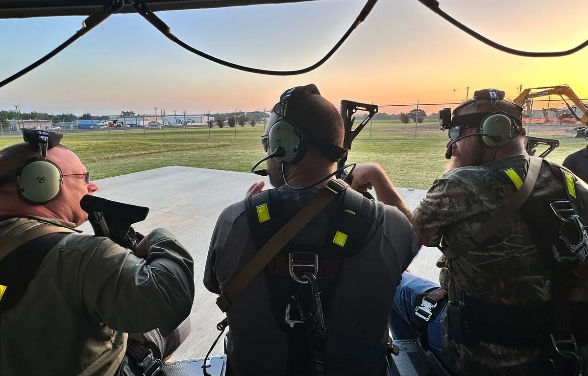 « JE COMPRENDS QUE ÇA PUISSE CHOQUER »… VIRÉE EN HÉLICOPTÈRE AVEC CES TEXANS QUI CHASSENT LES SANGLIERS AU FUSIL D’ASSAUT