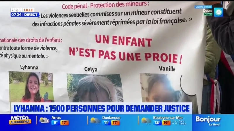 DES CENTAINES DE PERSONNES RASSEMBLÉES DEVANT LES TRIBUNAUX HIER SOIR