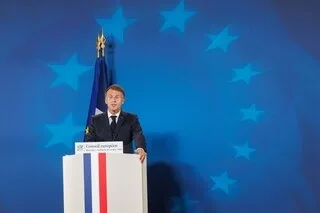 BUDGET EUROPÉEN, SOUTIEN À L’UKRAINE, IMMIGRATION… CE QU’IL FAUT RETENIR DU DISCOURS D’EMMANUEL MACRON À BRUXELLES
