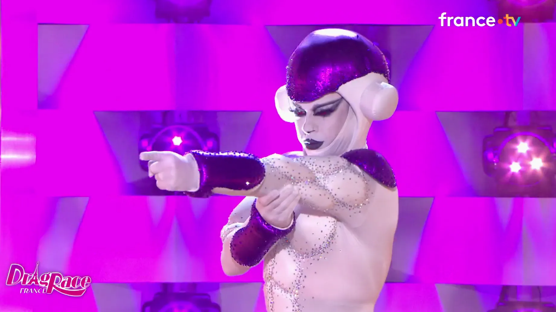 DANS « DRAG RACE FRANCE », CETTE QUEEN RISQUE DE TAPER DANS L’ŒIL DES FANS DE « DRAGON BALL Z »
