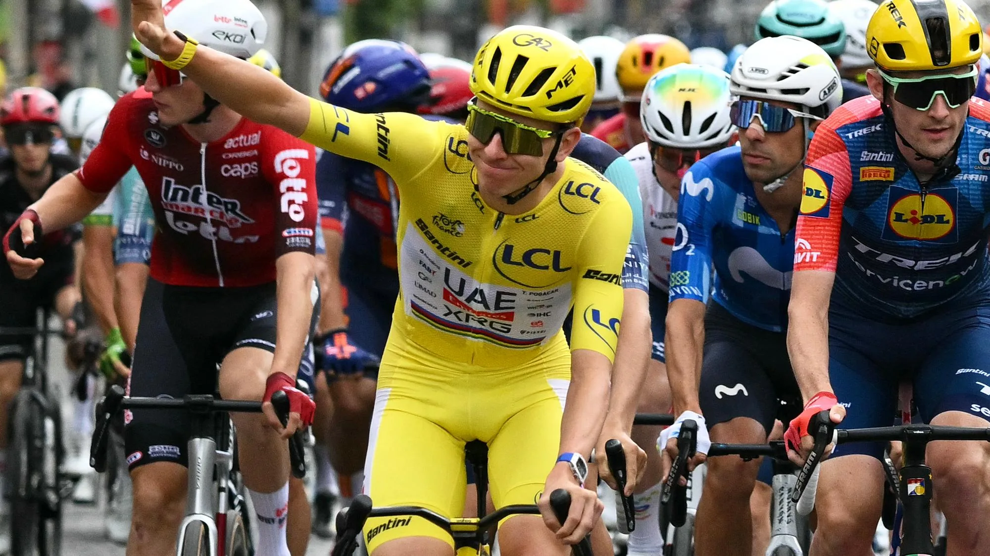 TADEJ POGACAR REMPORTE SON 5E TOUR DE FRANCE, PAUL SEIXAS AU PIED DU PODIUM SUR LES CHAMPS-ÉLYSÉES