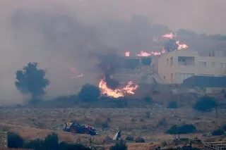 INCENDIE EN CRÈTE : DEUX POMPIERS DÉCÉDÉS ET 8 000 PERSONNES ÉVACUÉES DE L’ÎLE, LE FEU ATTISÉ PAR LE VENT