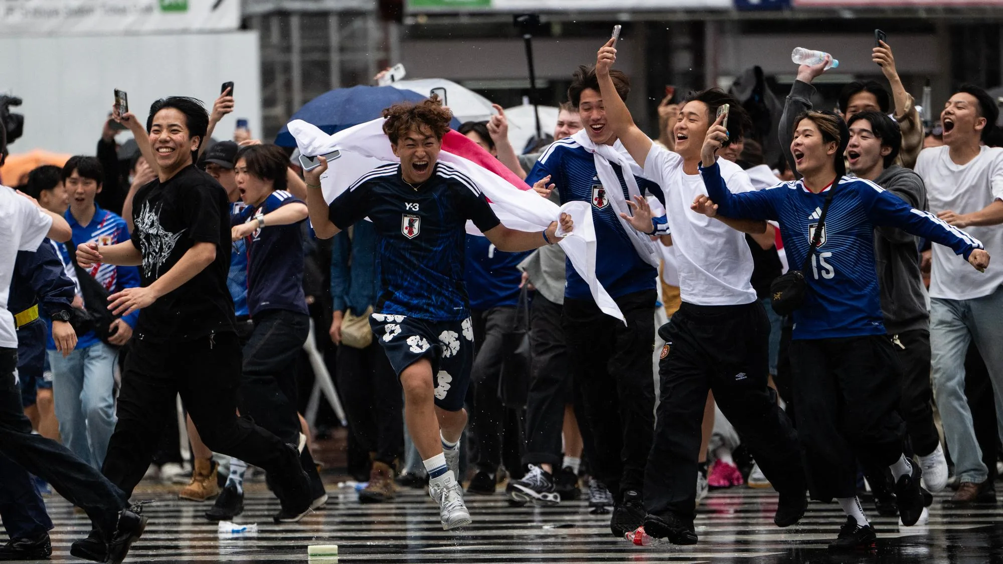 MÊME LORS DES CÉLÉBRATIONS DE PAYS-BAS – JAPON, LES SUPPORTERS JAPONAIS SONT LES PLUS DISCIPLINÉS DU MONDE