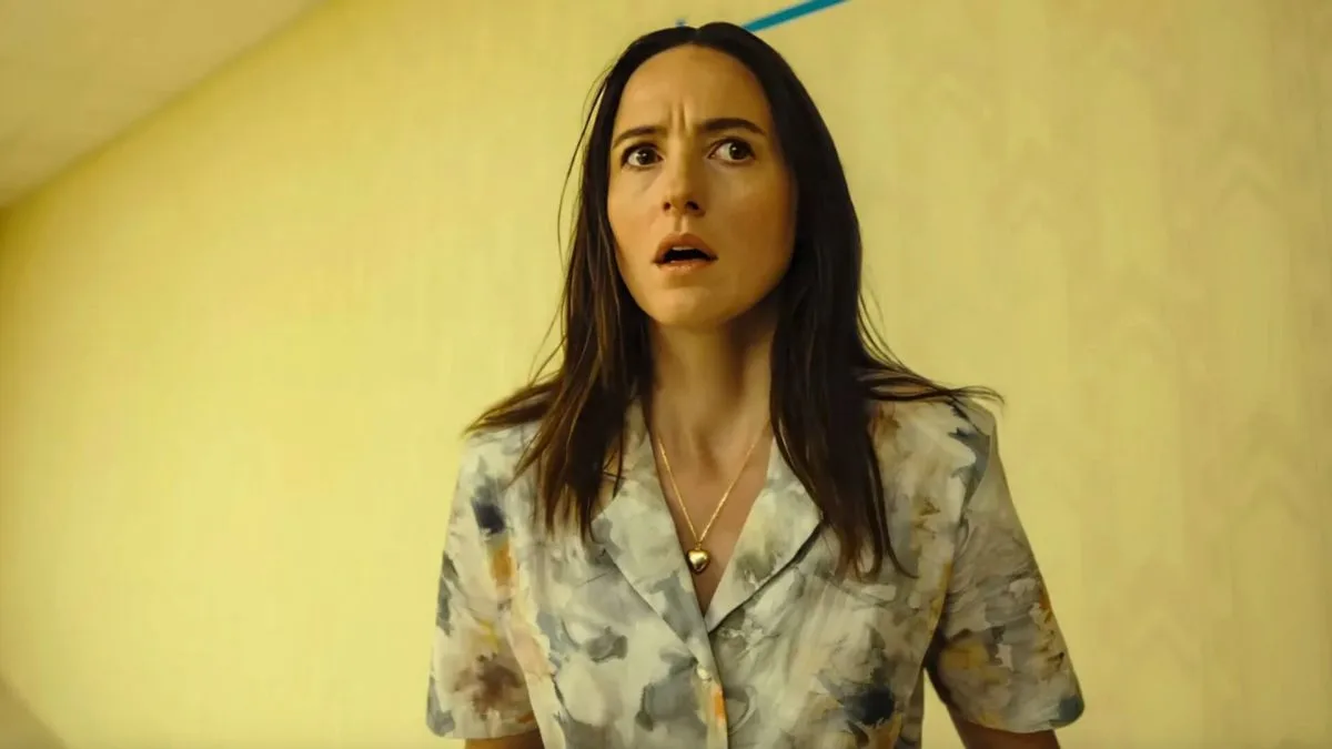 JE M’ATTENDAIS À UN FILM BANCAL : BACKROOMS EST EN FAIT LA CLAQUE HORRIFIQUE DE L’ANNÉE