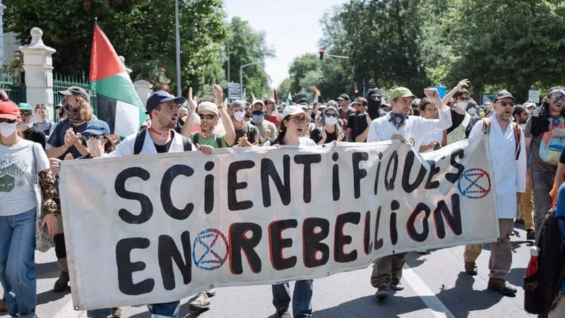 QUATRE ÉTUDIANTS SUR CINQ L’UTILISENT: FACE AU FLÉAU CHATGPT, LE COLLECTIF SCIENTIFIQUES EN RÉBELLION PRÔNE LA CRÉATION D’UN LABEL UNIVERSITAIRE « SANS IA GÉNÉRATIVE » SUR LA BASE D’UN « ENGAGEMENT MORAL » COMMUN