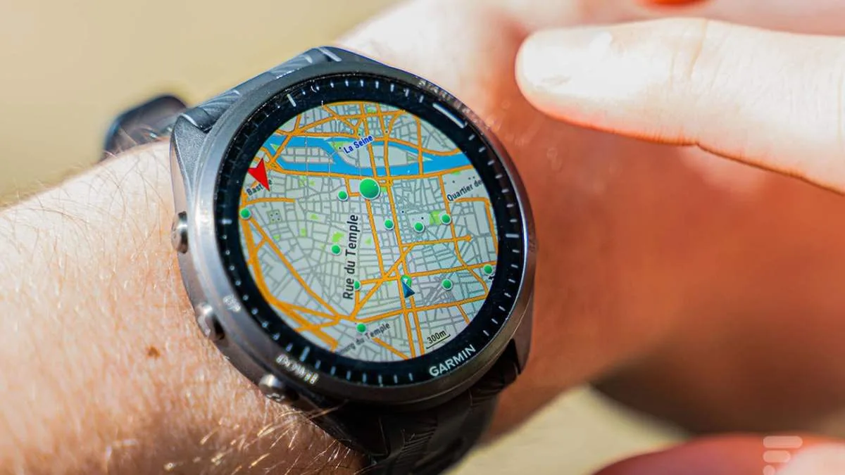 LA GARMIN FORERUNNER 965 CHUTE SOUS LES 500 € ET RESTE LE MEILLEUR PLAN POUR LES SPORTIFS