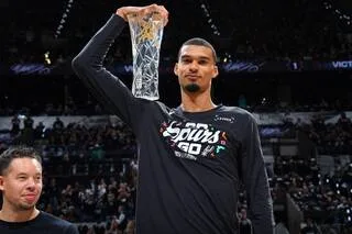 RÉCIT. DÉFENSEUR DE L’ANNÉE, FINALES NBA, BLESSURES : WEMBANYAMA, UNE TROISIÈME SAISON SYNONYME DE NOUVELLE DIMENSION