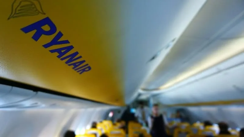LES PARENTS DOIVENT PAYER DES FRAIS POUR S’ASSEOIR À CÔTÉ DE LEURS ENFANTS SUR LES VOLS RYANAIR: LE ROYAUME-UNI SUSPECTE UNE « CLAUSE CONTRACTUELLE ABUSIVE » ET OUVRE UNE ENQUÊTE CONTRE LA COMPAGNIE