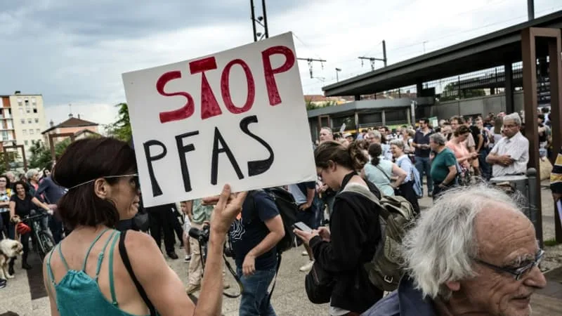 POLLUTION AUX PFAS: TROIS ASSOCIATIONS SAISISSENT LA JUSTICE CONTRE LES « CARENCES » DE L’ÉTAT DANS LA LUTTE CONTRE LES « POLLUANTS ÉTERNELS »