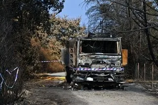 « QUAND JE ME RETOURNE, LE VÉHICULE EST EN FEU » : DURANT L’INCENDIE DE LA PLAINE, CES POMPIERS ONT FRÔLÉ LE DRAME