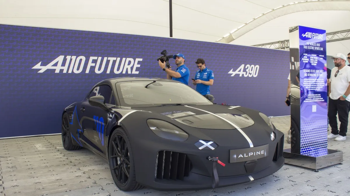 ON A VU LE PROTOTYPE DE L’ALPINE A110 ÉLECTRIQUE : VOICI COMMENT ELLE POURRA « SURPASSER L’A110 THERMIQUE DANS TOUS LES DOMAINES » SELON SON PATRON