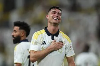 VIDÉO. UN DOUBLÉ, UN SACRE : CRISTIANO RONALDO, EN LARMES DE JOIE APRÈS SON PREMIER TITRE DE CHAMPION D’ARABIE SAOUDITE