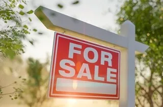 BONNE OU MAUVAISE AFFAIRE ? CE VILLAGE DE 24 000 M² ET SES QUINZE HABITATIONS SONT À VENDRE AU PRIX D’UNE MAISON