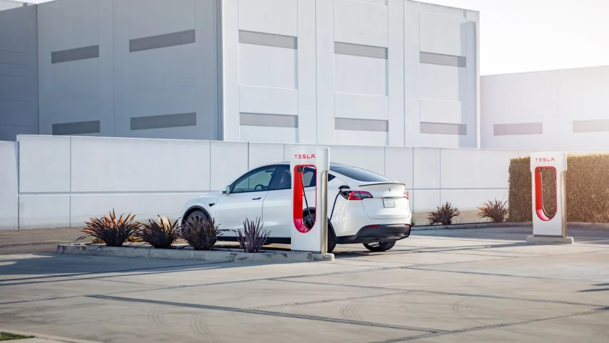 TESLA DÉPLOIE ENFIN SES SUPERCHARGEURS 500 KW EN EUROPE, ET C’EST CE PAYS QUI OUVRE LE BAL
