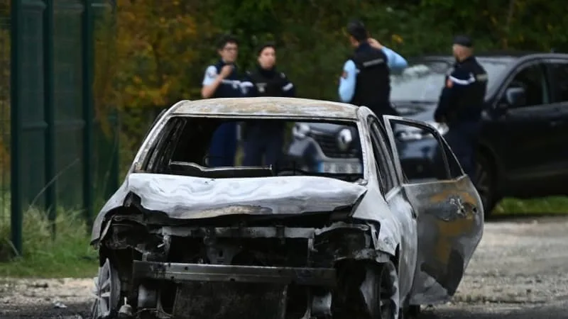 UN CORPS RETROUVÉ DANS UNE VOITURE INCENDIÉE EN ISÈRE, LA PISTE CRIMINELLE « PRIVILÉGIÉE »
