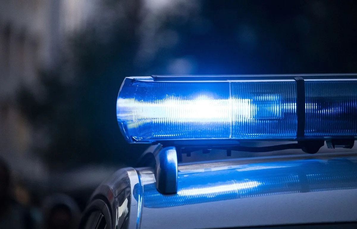 ITALIE : IL ABANDONNE SA COMPAGNE SUR LE BORD DE LA ROUTE APRÈS UNE DISPUTE, REPREND LE VOLANT ET MEURT DANS UN ACCIDENT