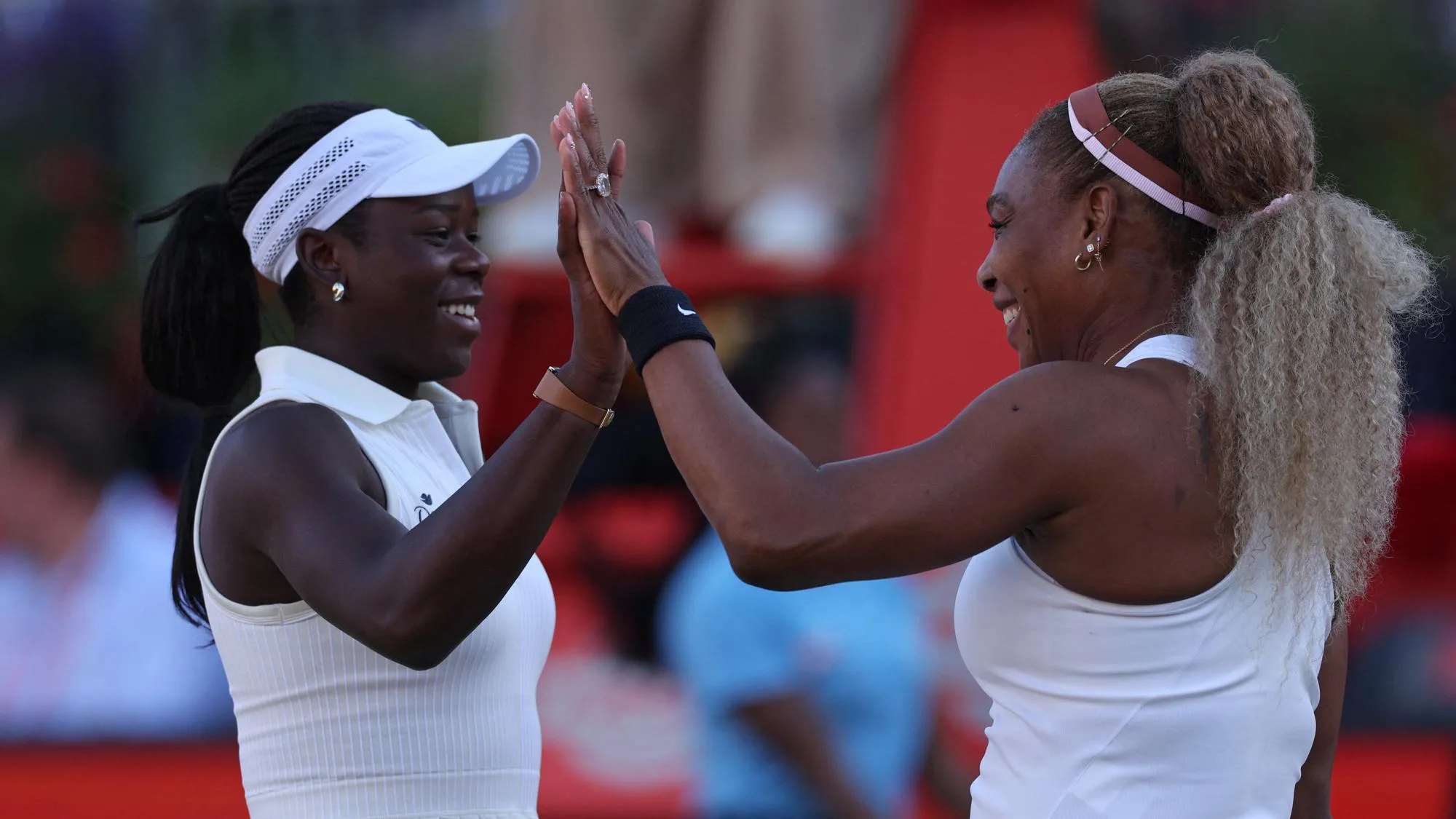 SERENA WILLIAMS S’IMPOSE (EN DOUBLE) POUR SON RETOUR À 44 ANS SUR LES COURTS
