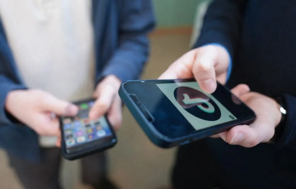 RÉSEAUX SOCIAUX : C’EST QUOI CE COUVRE-FEU POUR ADOLESCENTS DÉCIDÉ AU ROYAUME-UNI ?