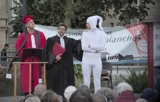 BARS, HÔTELS, PLACES PUBLIQUES : LE THÉÂTRE S’EMPARE DE SAINT-MALO AVEC «DU SABLE SUR LES PLANCHES»