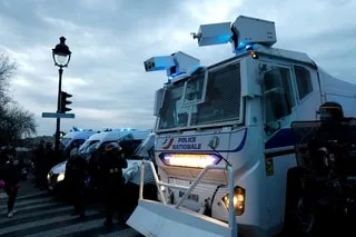 INCENDIES : POUR LA PREMIÈRE FOIS, DES CAMIONS LANCEURS D’EAU DE LA POLICE NATIONALE SONT UTILISÉS CONTRE LES FEUX