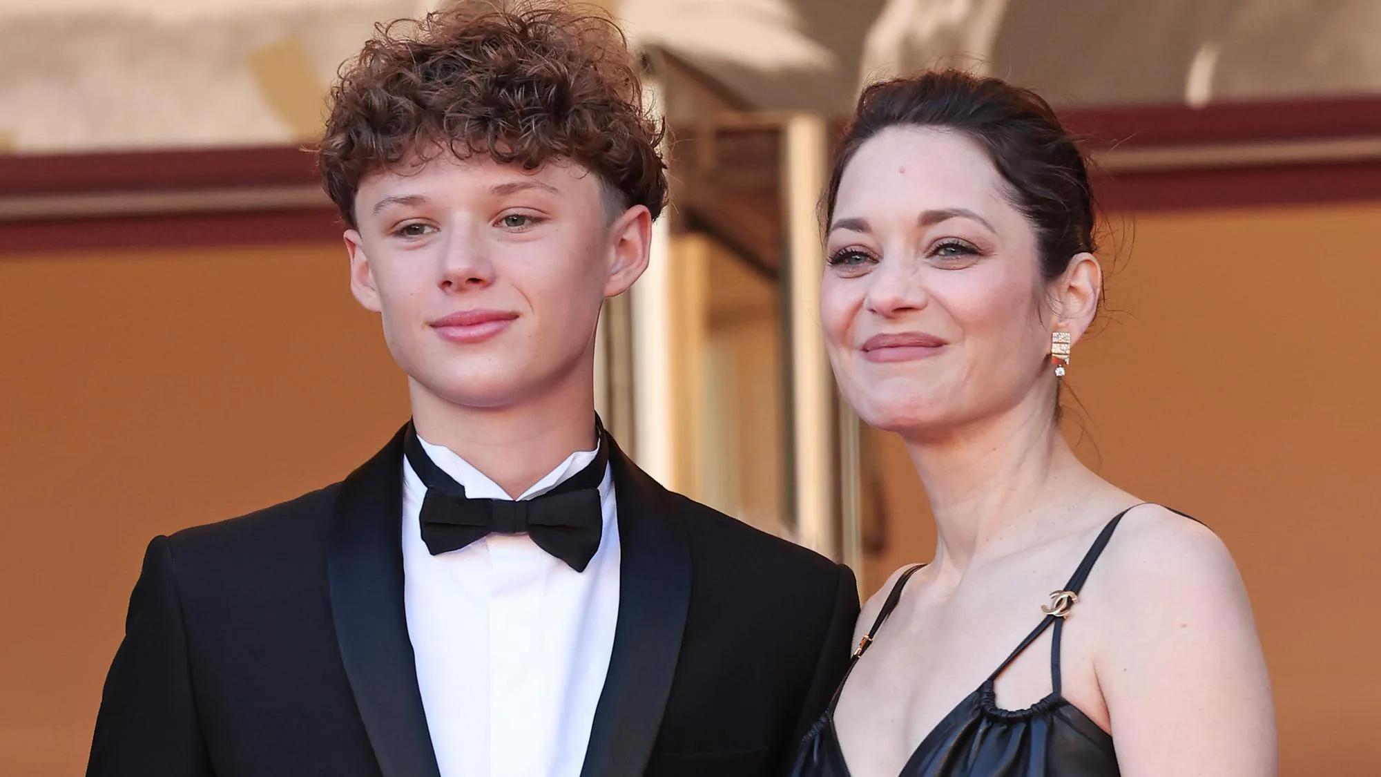 AU FESTIVAL DE CANNES, MARION COTILLARD ET GUILLAUME CANET REJOINTS SUR LES MARCHES PAR LEUR FILS MARCEL