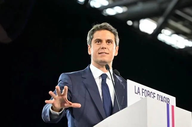 PRÉSIDENTIELLE 2027 : GABRIEL ATTAL VEUT ROMPRE AVEC SON IMAGE DE “MINI-MACRON”