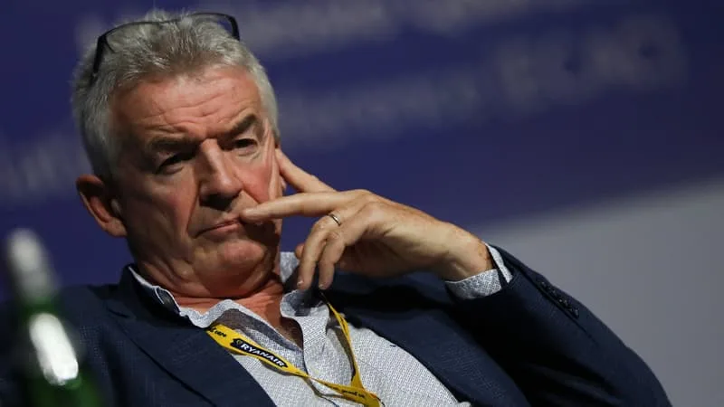 APRÈS 34 ANS EN POSTE, IL VOULAIT PASSER LA MAIN À QUELQU’UN DE « PLUS GENTIL » QUE LUI: LE PATRON DE RYANAIR REMPILE FINALEMENT À LA TÊTE DE LA COMPAGNIE IRLANDAISE