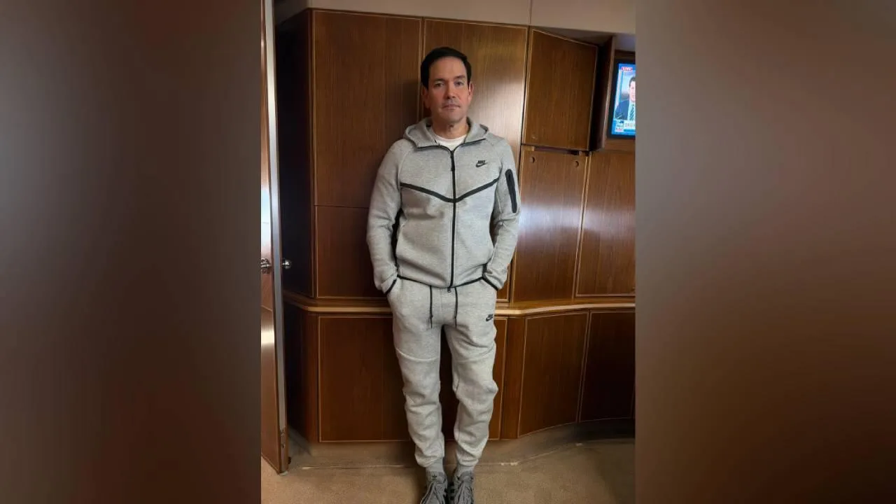MARCO RUBIO AVAIT UNE RÉFÉRENCE BIEN PRÉCISE EN TÊTE EN PORTANT CETTE TENUE DANS LE AIR FORCE ONE POUR LA CHINE