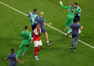 « L’AGONIE D’ARSENAL » : LA PRESSE ANGLAISE EN DEUIL APRÈS LA DÉFAITE DES GUNNERS FACE AU PSG EN LIGUE DES CHAMPIONS