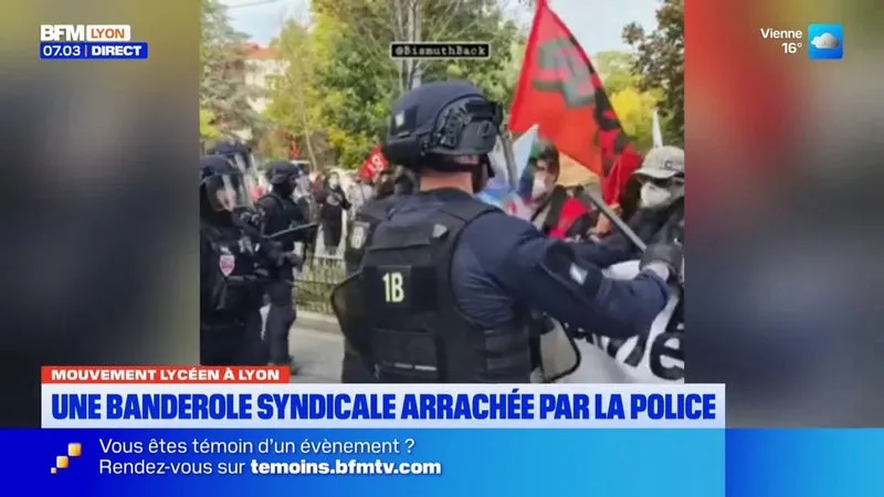 MOUVEMENT LYCÉEN À LYON : UNE BANDEROLE SYNDICALE ARRACHÉE PAR LA POLICE