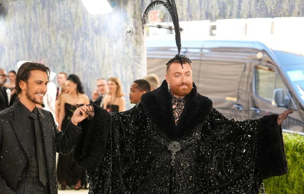 SAM SMITH CONFIRME QU’IL EST FIANCÉ À SON COMPAGNON CHRISTIAN COWAN