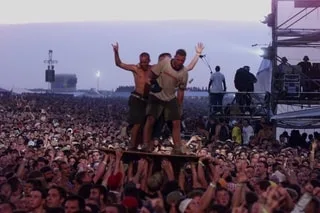 PILLAGES, AGRESSIONS SEXUELLES… POUDRIÈRE À CIEL OUVERT, COMMENT LE CONCERT WOODSTOCK 99 A TOURNÉ AU FIASCO TOTAL
