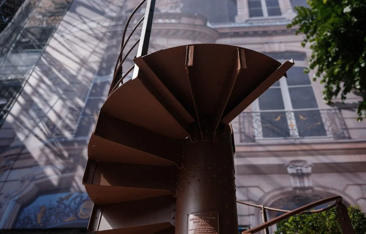 TOUR EIFFEL : UN TRONÇON DE L’ESCALIER DE LA DAME DE FER VENDU 450.160 EUROS AUX ENCHÈRES