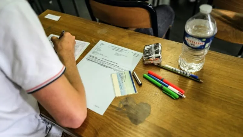 « J’AI PENSÉ À ME METTRE EN ARRÊT »: CONFRONTÉS À LA CANICULE, LES PROFESSEURS JURÉS AU GRAND ORAL DU BAC DÉNONCENT LE MANQUE D’ANTICIPATION ET UNE « GRANDE CONFUSION »