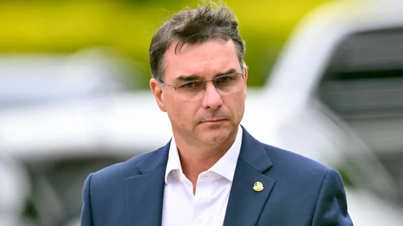 PRÉSIDENTIELLE AU BRÉSIL: FLAVIO BOLSONARO LANCE SA CAMPAGNE CONTRE LE PRÉSIDENT LULA