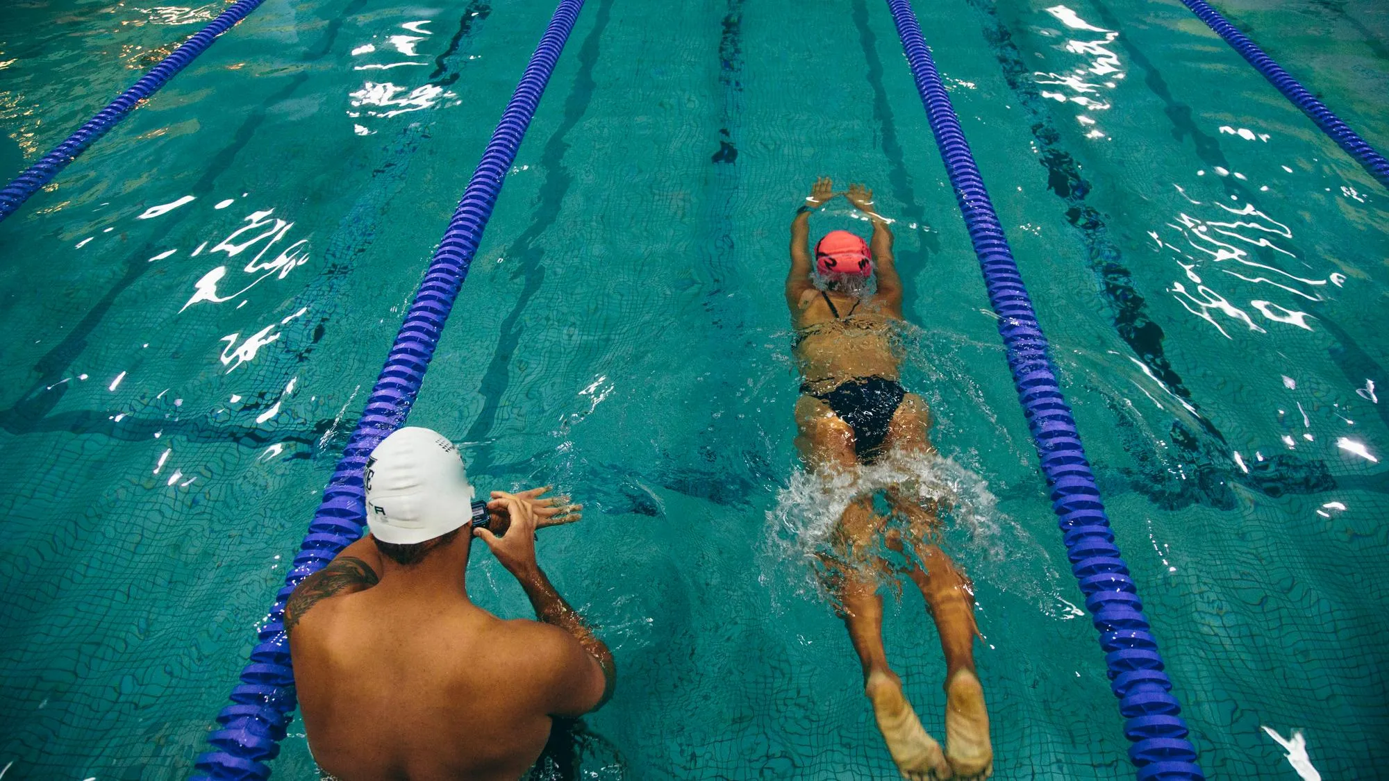 « J’AI ACCÉLÉRÉ, IL M’A DONNÉ UN COUP » : MÊME À LA PISCINE, ELLES SUBISSENT DU MANSPREADING