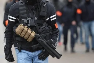 MANIFESTATIONS : LA FRANCE EST-ELLE LE SEUL PAYS D’EUROPE À UTILISER LE LBD POUR MAINTENIR L’ORDRE ? ON VOUS RÉPOND