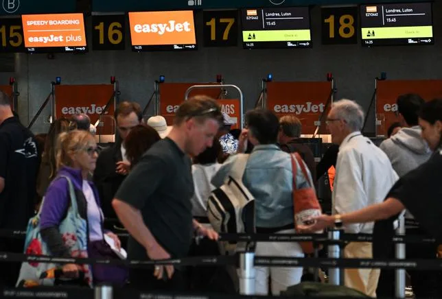 À L’AÉROPORT DE LISBONNE, LES FILES D’ATTENTE INTERMINABLES “FONT HONTE AU PORTUGAL”